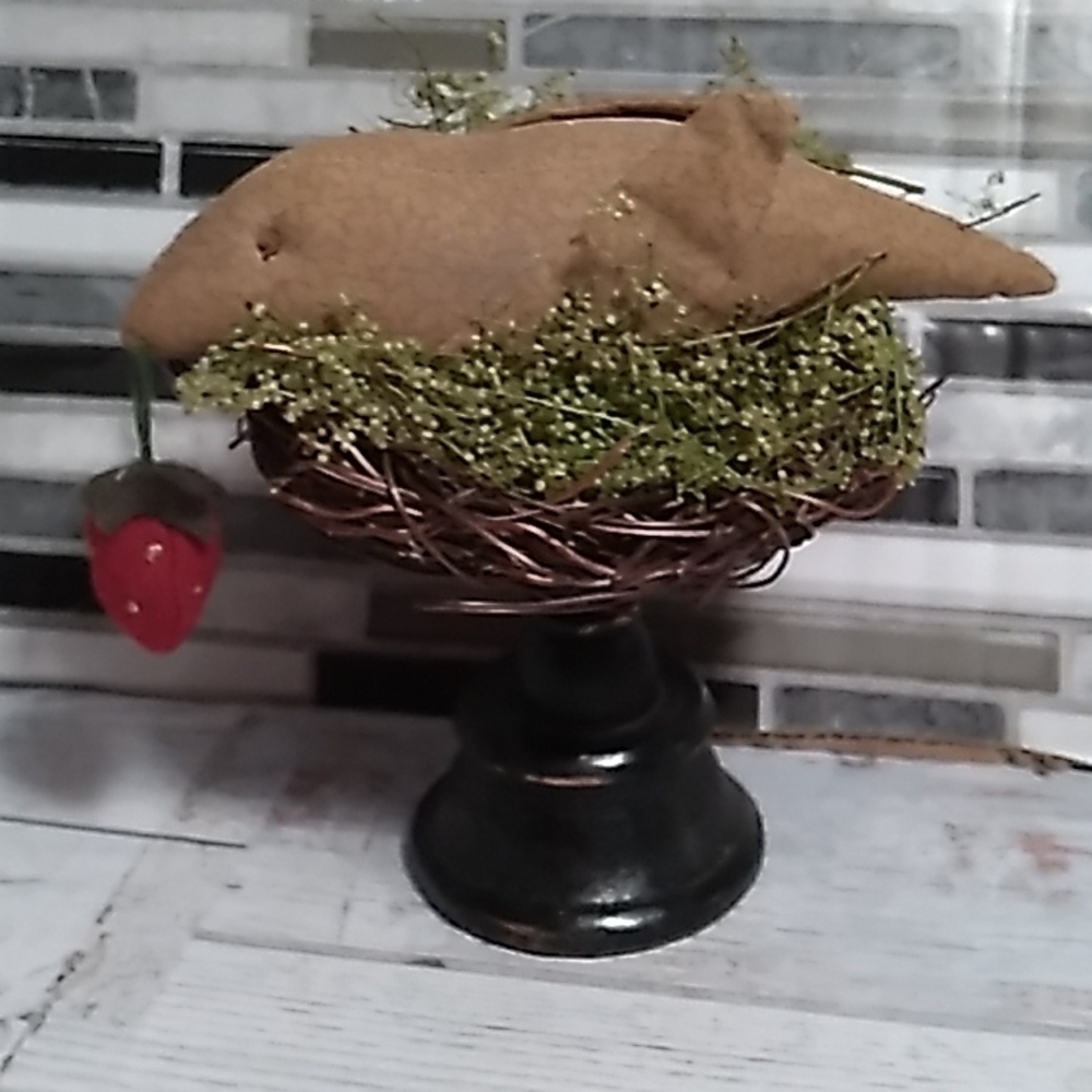 Primitive farmhouse bird nest deco accents